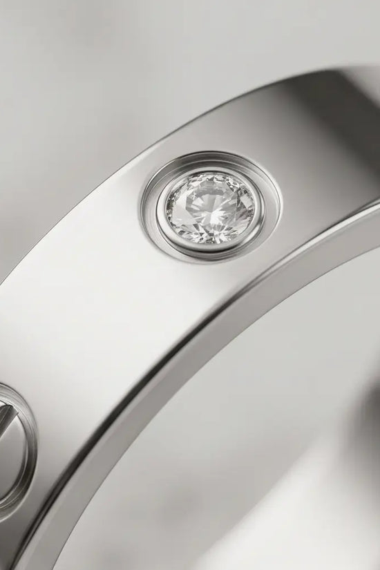 SIGNATURE STUD