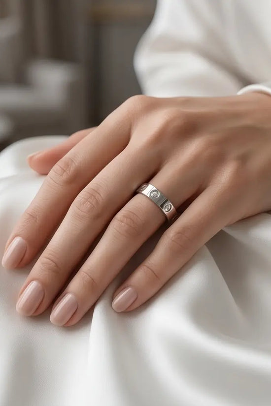 SIGNATURE STUD