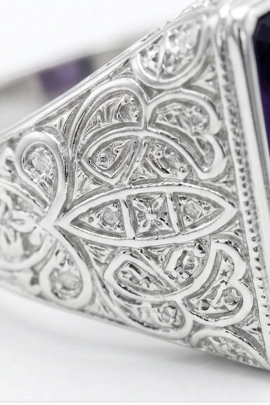 MAJESTIC VIOLET SIGNET