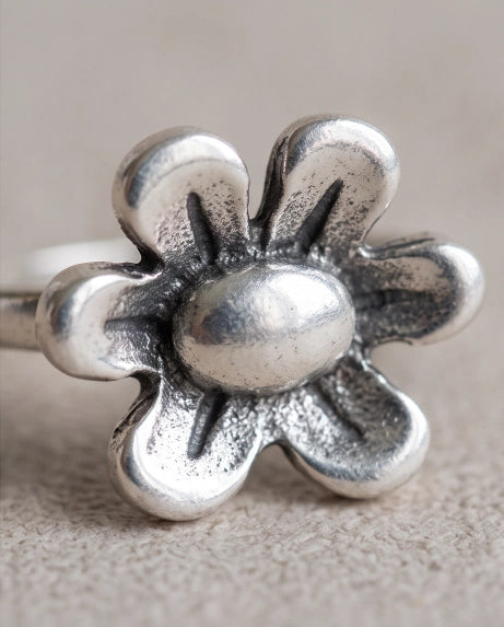 DAISY BLOOM