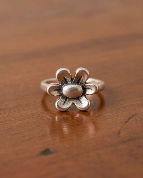 DAISY BLOOM
