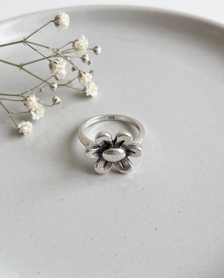 DAISY BLOOM