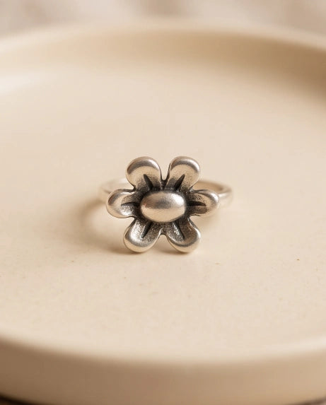 DAISY BLOOM
