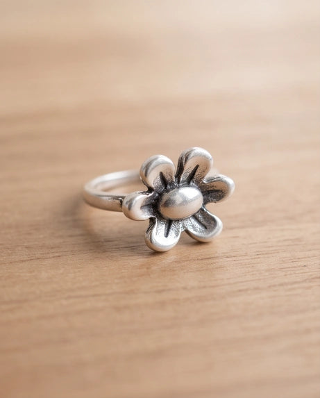 DAISY BLOOM